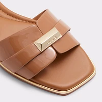 Darine Beige Foncé Femmes Sandales à talon plat | ALDO Canada