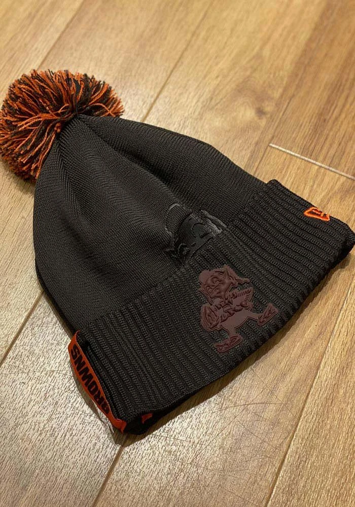 New Era Cleveland Browns Retro Dart Cuff Pom Tech Mens Knit Hat