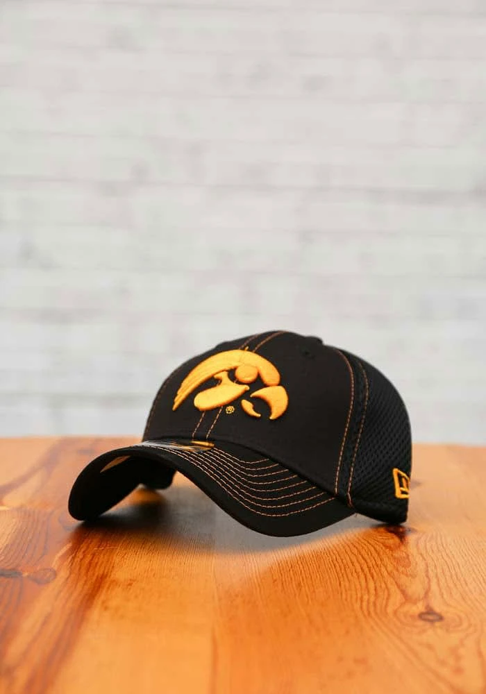 New Era Iowa Hawkeyes Mens Black Team Neo 39THIRTY Classic Flex Hat