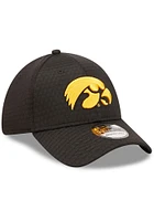New Era Iowa Hawkeyes Mens Black Essential 39THIRTY Flex Hat