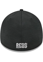 New Era Cincinnati Reds Mens Black 2024 Clubhouse Alt CW 39THIRTY Flex Hat