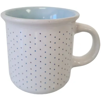 Tasse blanche et bleue en grès motif points