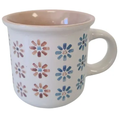 Tasse blanche et beige en grès motif fleurs