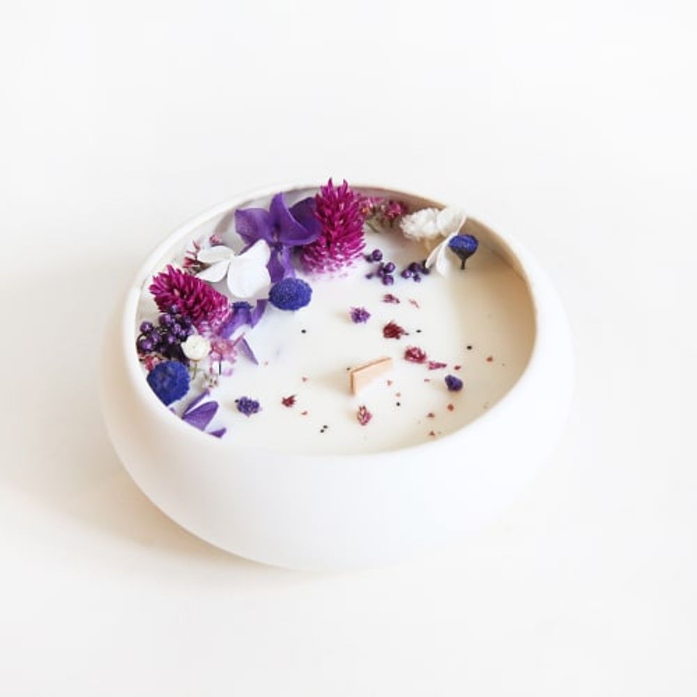 Origine Atelier floral Bougie fleurie cire de soja et fleurs séchées galet  violette | Maisons du Monde | Les Terrasses du Port