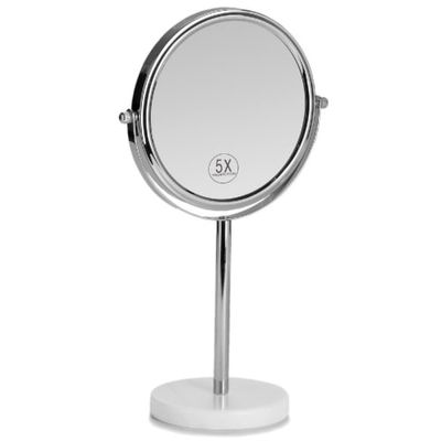 Miroir grossissant x5 en métal chromé et base ronde marbre blanc | Maisons du Monde