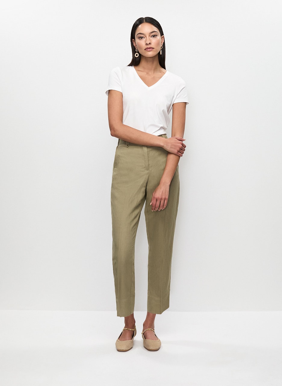 V-Neck T-Shirt & Linen Capri Pants