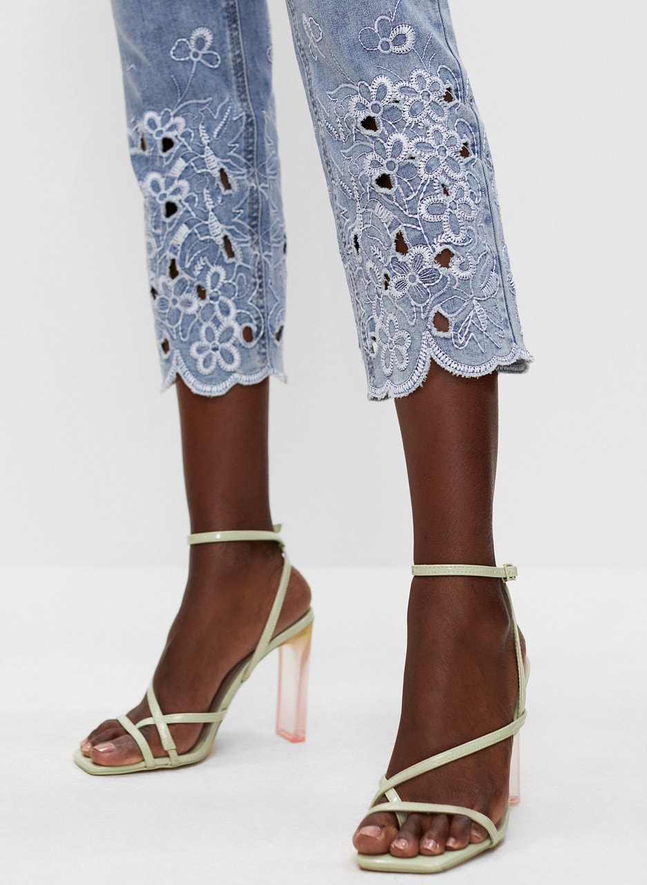 Floral Embroidery Slim Leg Capri Pants