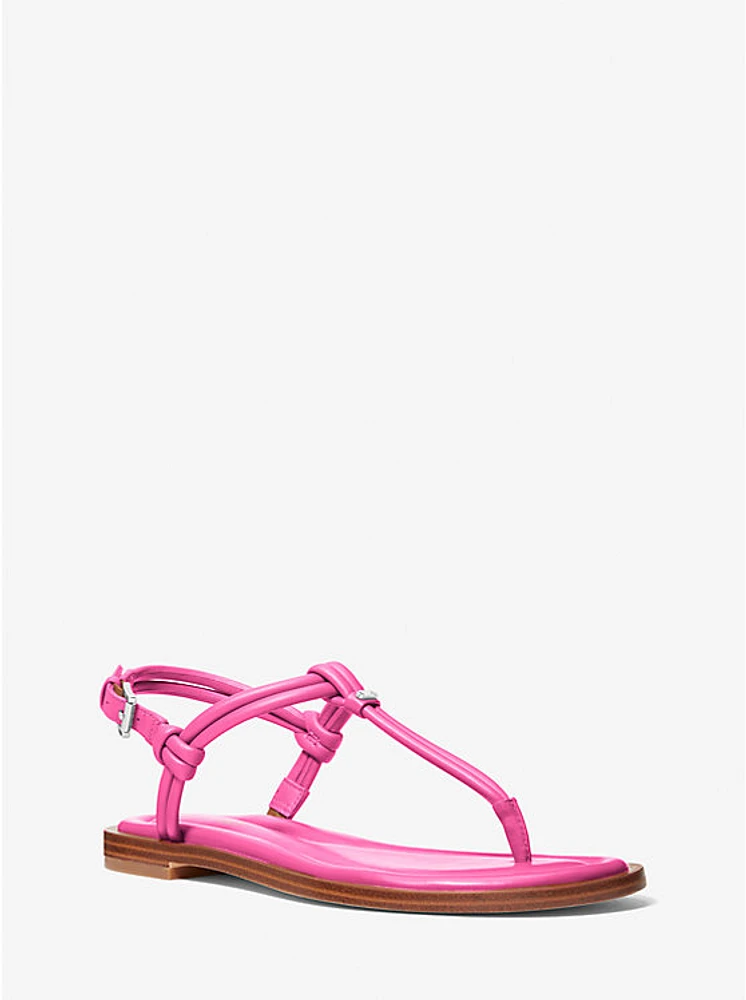 Sandalia Astra de cuero con correa en forma T