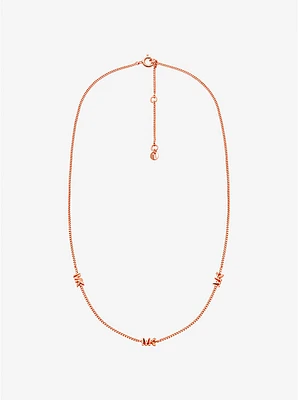 Collar de plata esterlina chapada en metales preciosos con logotipo