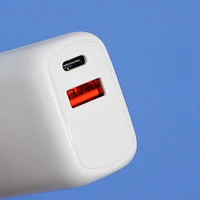 Adaptador De Carga Rápida USB Y Tipo C Blanco 4x2 cm