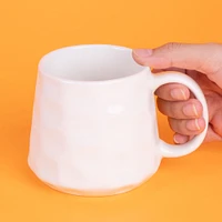 Taza Diseño En Relieve Cerámica Blanca 360 ml