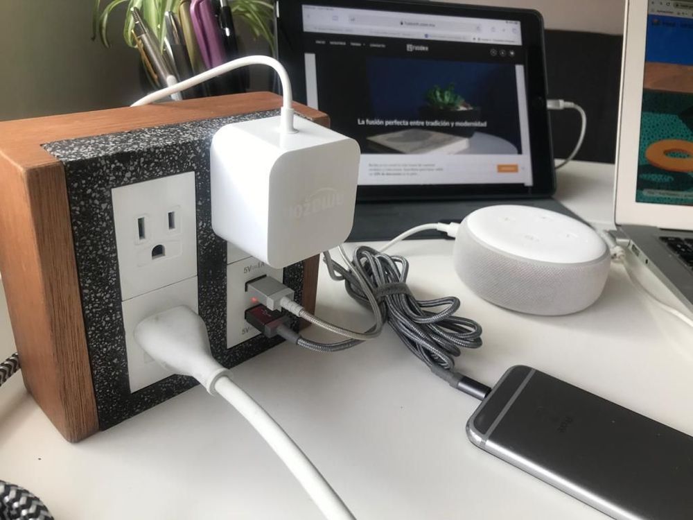 Multicontacto De 3 Puertos Eléctricos Y 2 USB Aantik Concreto Negro Jaspeado