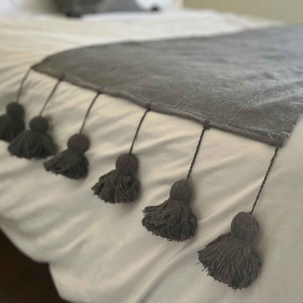 Pie de Cama Matrimonial Pompones Tejido Gris