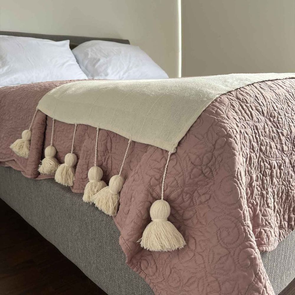 Pie de Cama Queen Size Pompones Tejido Natural