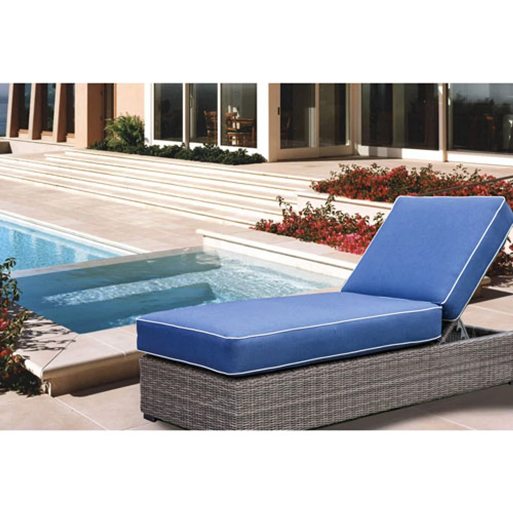 Chaise longue de patio en aluminium au fini pulvérisé Sunbrella Majorca - Indigo