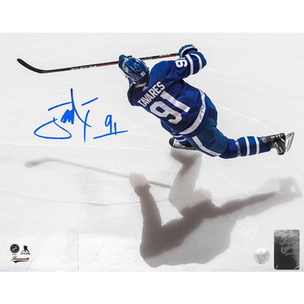 Photo en plongée signée par John Tavares des Maple Leafs de Toronto de Frameworth (8 x 10 po)