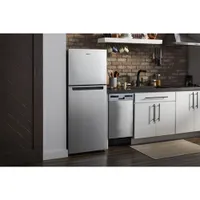 Réfrigérateur à congélateur supérieur 11,6 pi³ 24 po éclairage DEL de Whirlpool (WRT312CZJZ) - Inox