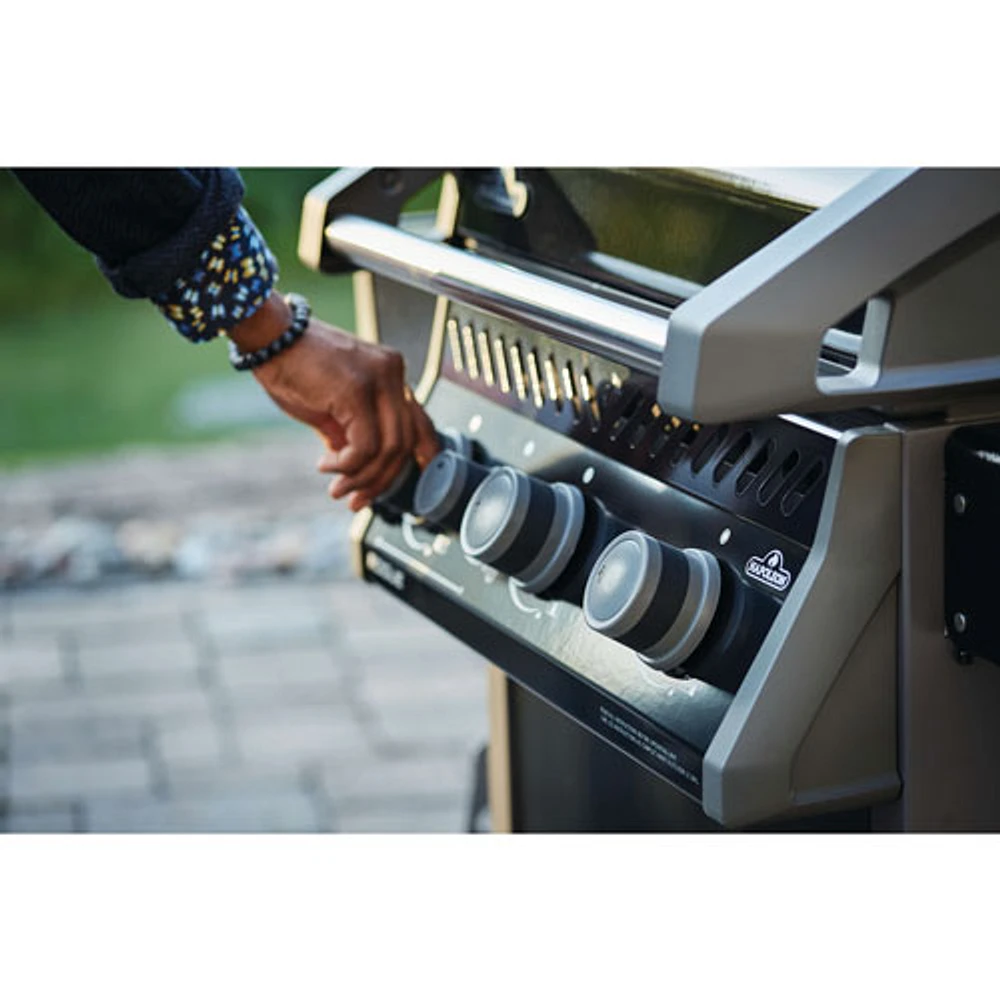 Barbecue au propane de 42 000 BTU Rogue 425 avec brûleur latéral et housse de Napoleon - Noir - Exclusivité de Best Buy