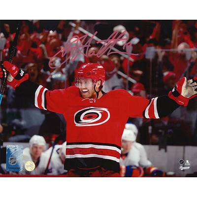 Photo autographiée par Dougie Hamilton des Hurricanes de la Caroline de Frameworth (8 x 10 po)