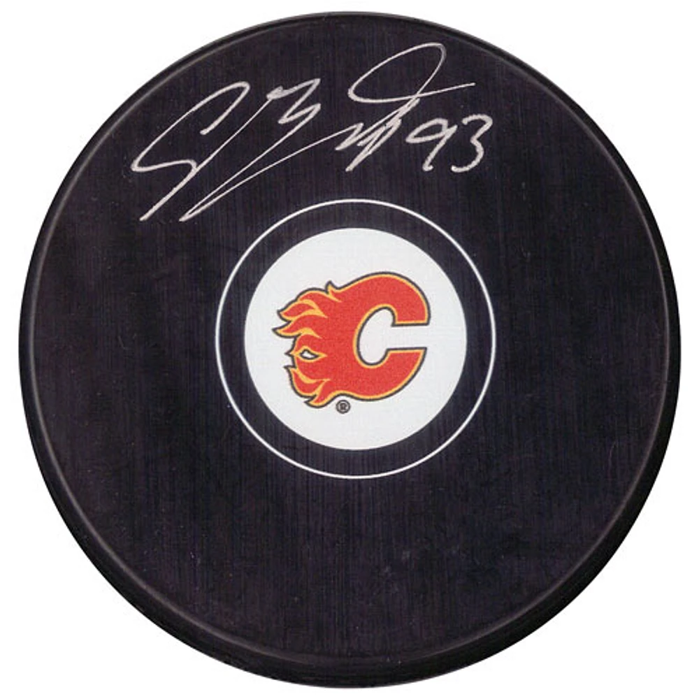 Rondelle autographiée par Sam Bennett des Flames de Calgary de Framesworth