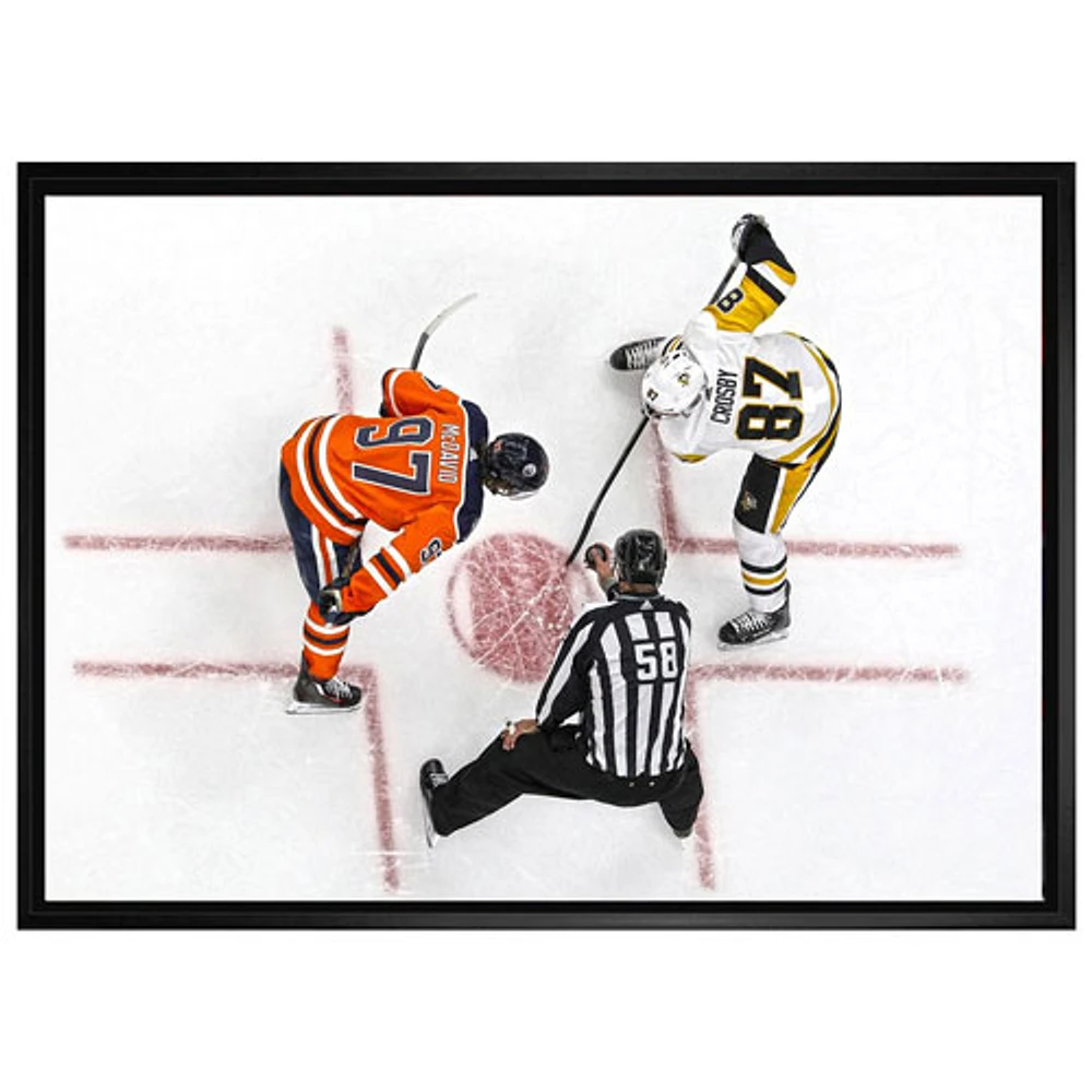 Toile encadrée duel Connor McDavid v. Sidney Crosby des Oilers dʼEdmonton de Frameworth (20 x 29 po)