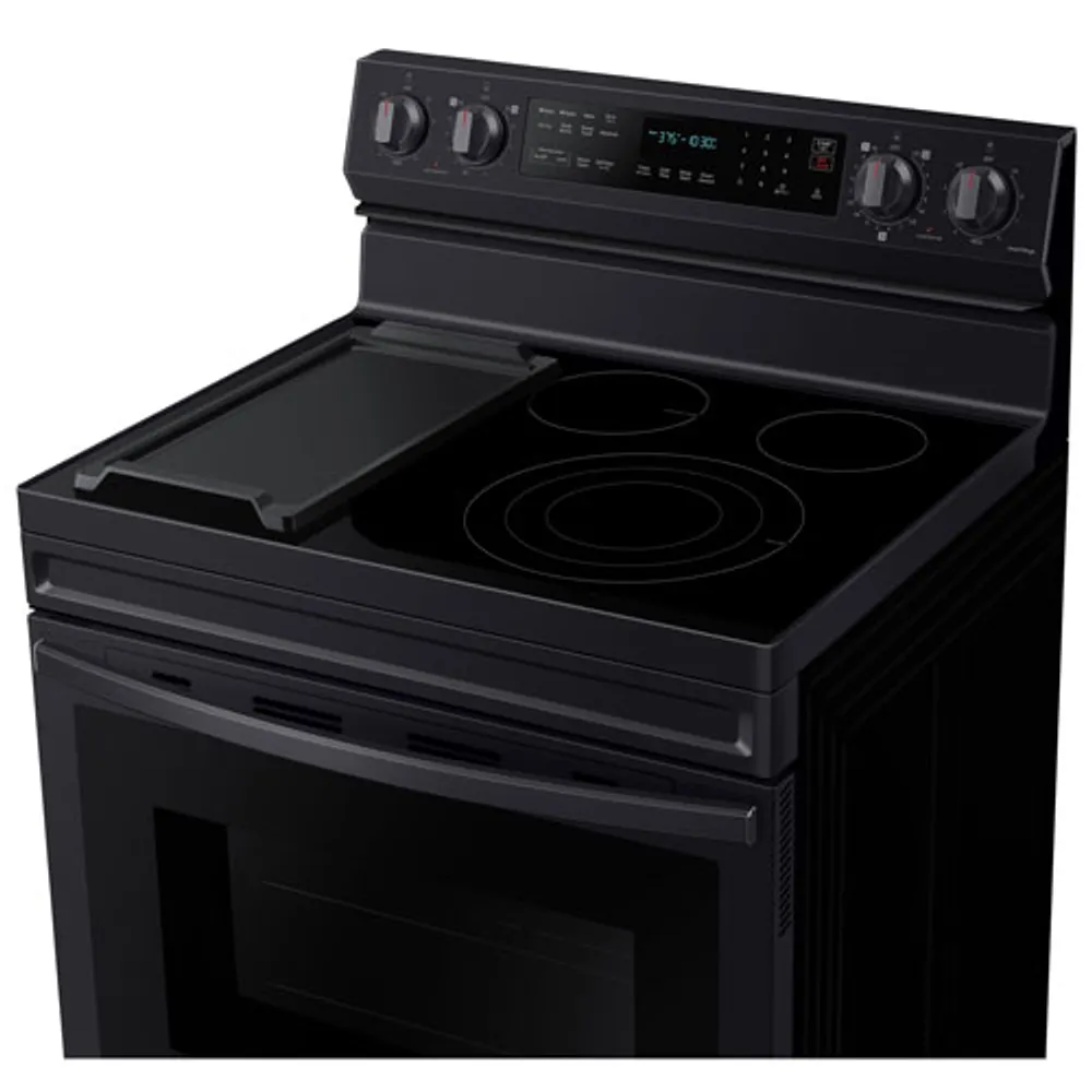 Cuisinière électr. convection véritable friture air 6,3 pi³ 30 po Samsung (NE63A6711SG) - Inox noir