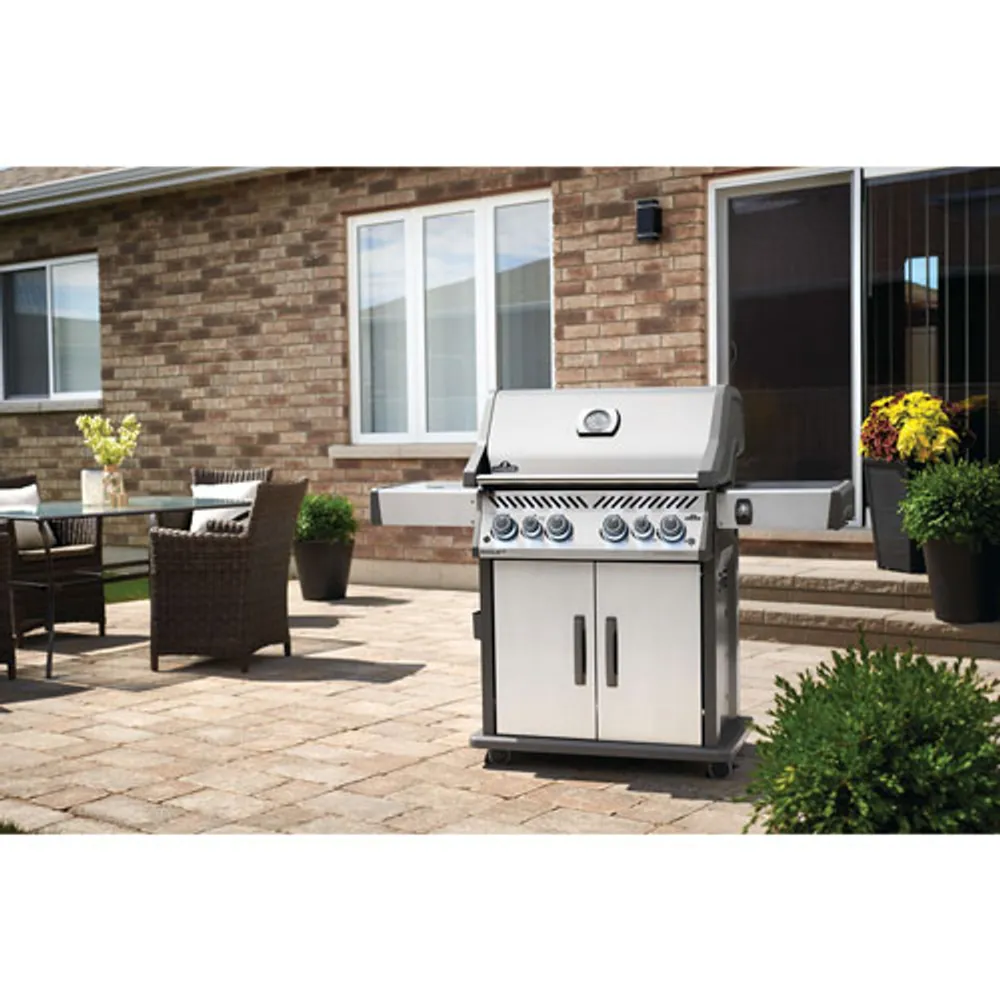 Barbecue au propane de 76 500 BTU Rogue SE 525 avec housse de Napoleon - Exclusivité Best Buy