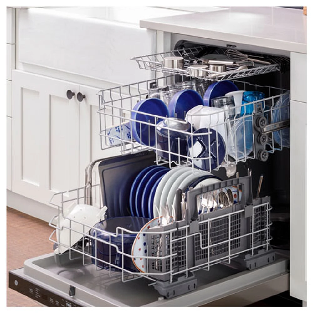 GE 24" 50dB Built-In Dishwasher with Third Rack (GDP630PGRWW) - White