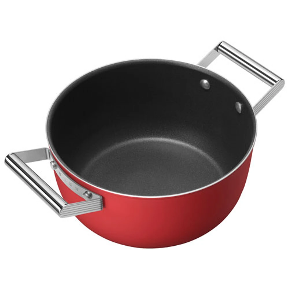 Casserole de 9,5 po en aluminium avec couvercle en verre de Smeg - Rouge mat