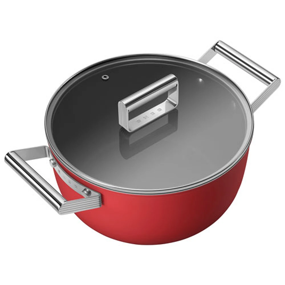 Casserole de 9,5 po en aluminium avec couvercle en verre de Smeg - Rouge mat