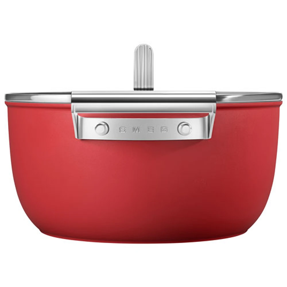 Casserole de 9,5 po en aluminium avec couvercle en verre de Smeg - Rouge mat