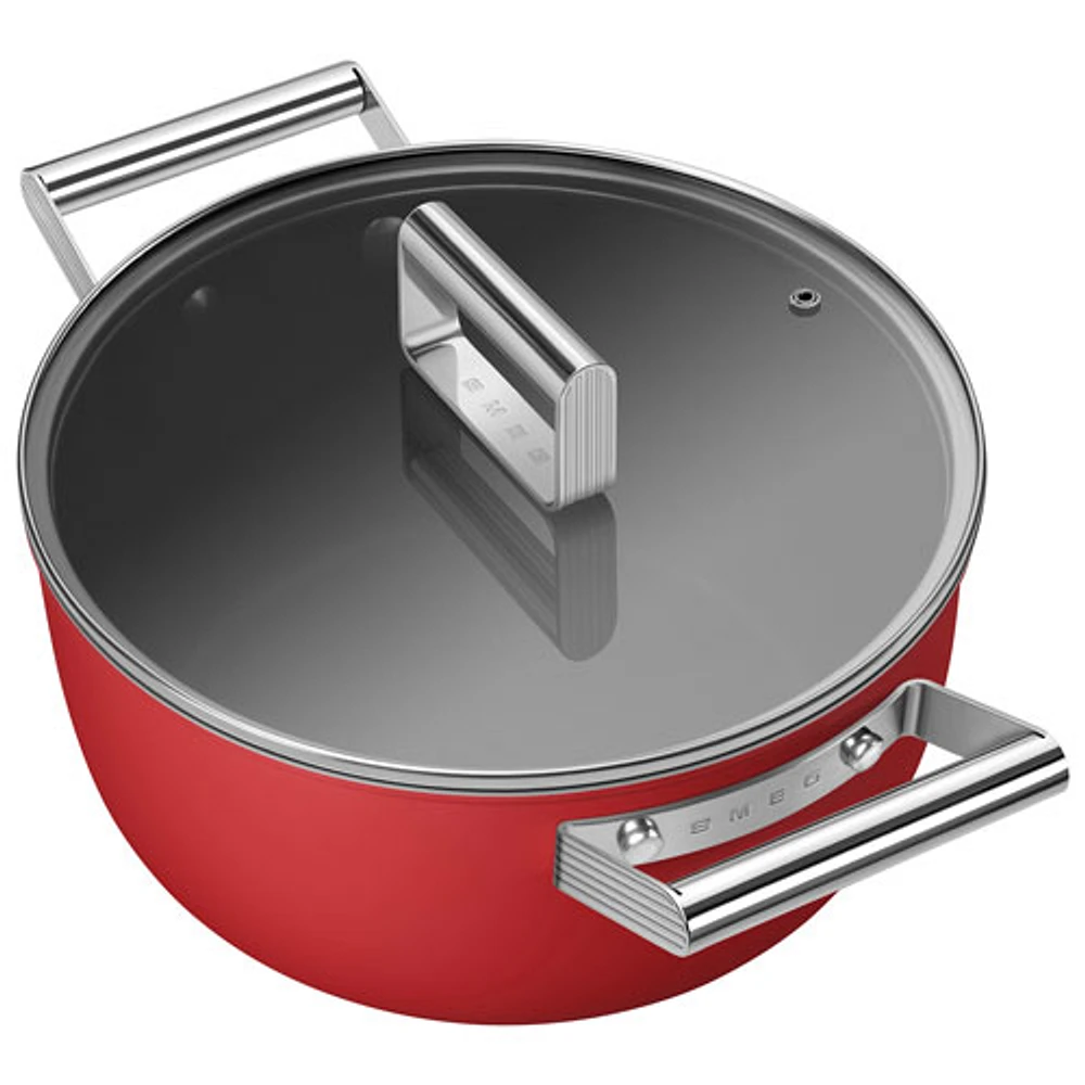 Casserole de 9,5 po en aluminium avec couvercle en verre de Smeg - Rouge mat