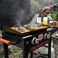 Barbecue au gaz propane à deux brûleurs 24 000 BTU avec couvercle On The Go de Blackstone - Noir