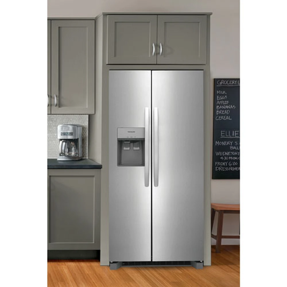 Réfrigérateur à congélateur juxtaposé de 22,3 pi³ et 33 po avec distributeur de glaçons et d'eau de Frigidaire (FRSS2323AS) - Acier inoxydable