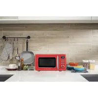 Galanz Retro 0.7 Cu.FT. Microwave (GLCMKZ07RDR07) - Hot Rod Red