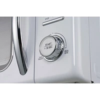 Galanz Retro 0.7 Cu.FT. Microwave (GLCMKZ07WER07) - Milkshake White