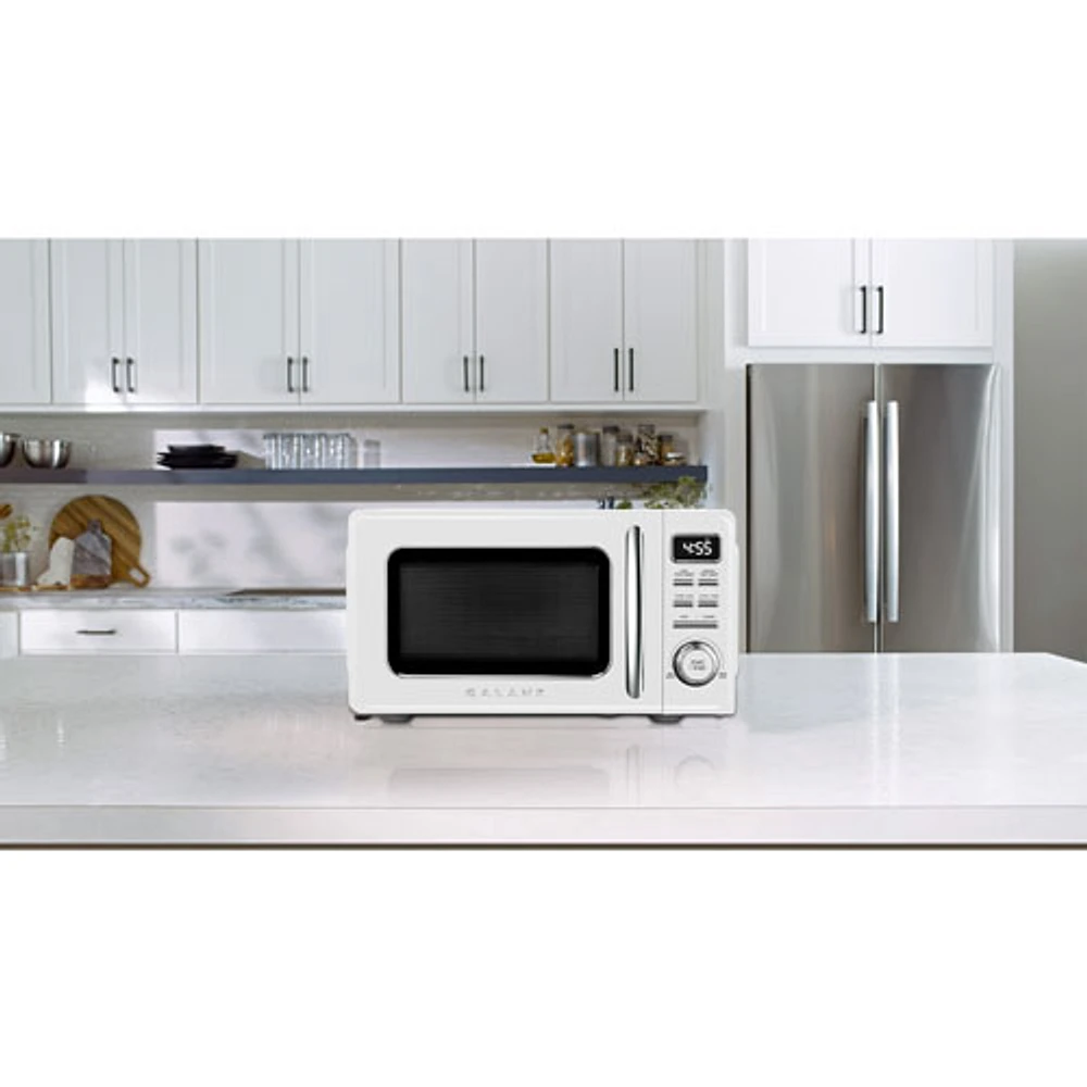 Galanz Retro 0.7 Cu.FT. Microwave (GLCMKZ07WER07) - Milkshake White