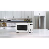 Galanz Retro 0.7 Cu.FT. Microwave (GLCMKZ07WER07) - Milkshake White
