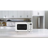 Galanz Retro 0.7 Cu.FT. Microwave (GLCMKZ07WER07) - Milkshake White