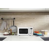 Galanz Retro 0.7 Cu.FT. Microwave (GLCMKZ07WER07) - Milkshake White