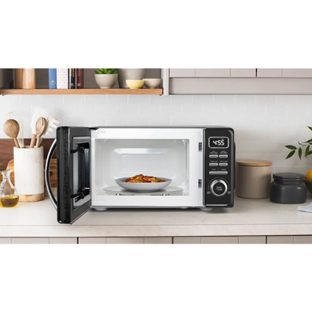 Best Buy: Galanz 0.7 Cu. Ft Retro MicroWave GLCMKZ07RDR07