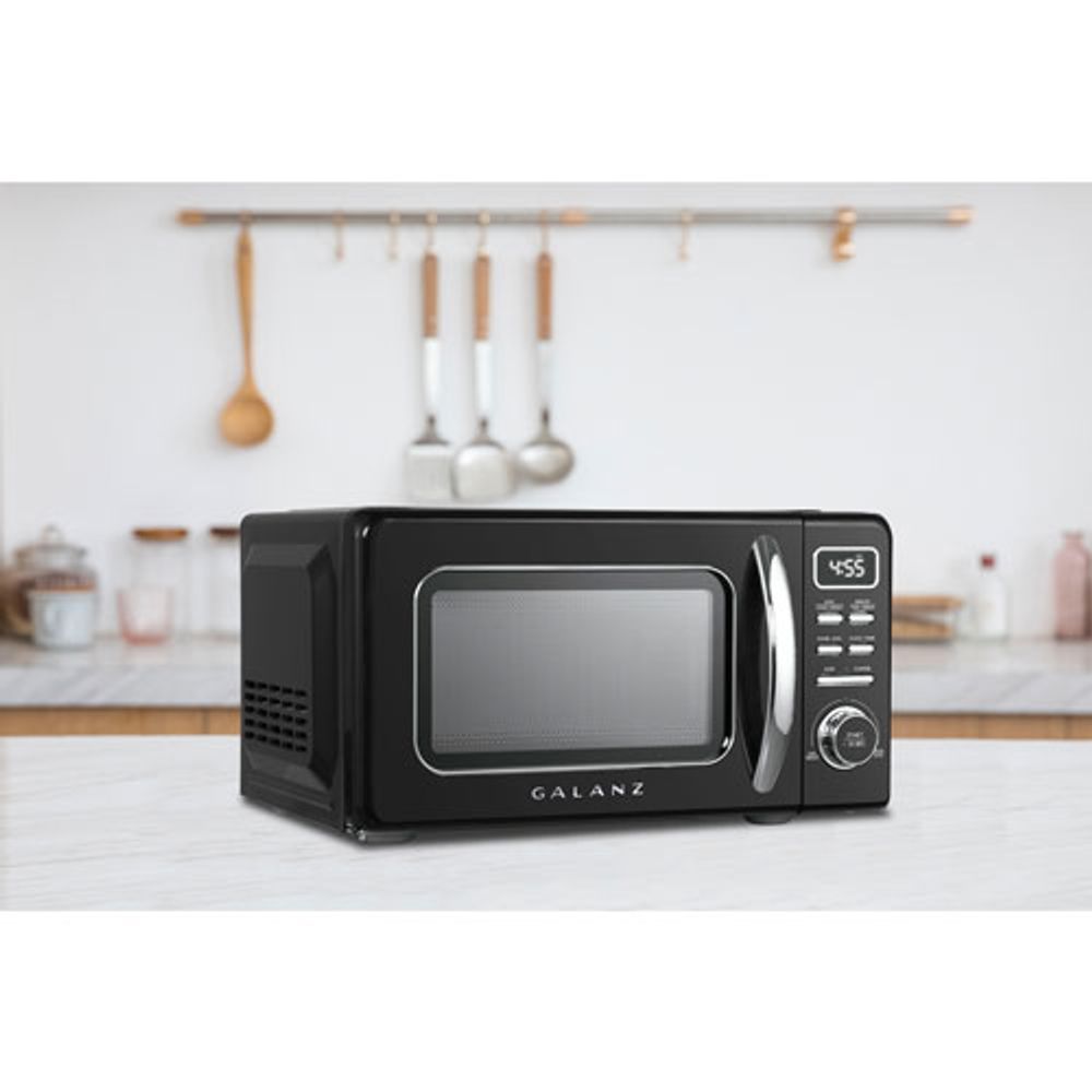 Galanz Retro 0.7 Cu.FT. Microwave (GLCMKZ07BKR07) - Vinyl Black