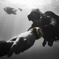 Apple Watch Ultra (GPS + Cellular) avec boîtier de 49 mm en titane et bracelet alpin comète de TELUS - Petit - Financement mensuel