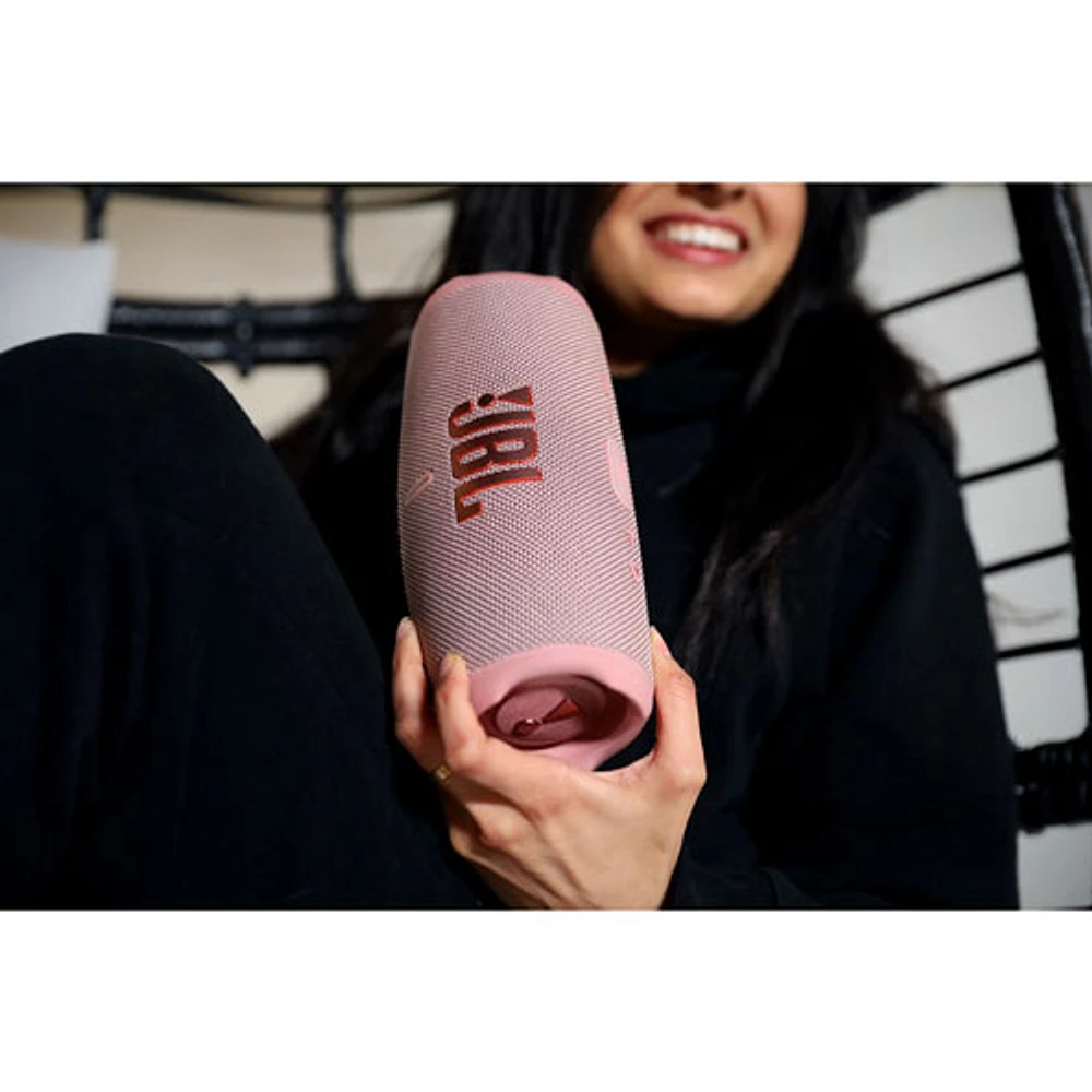 Haut-parleur sans fil Bluetooth étanche Charge 5 de JBL - Rose