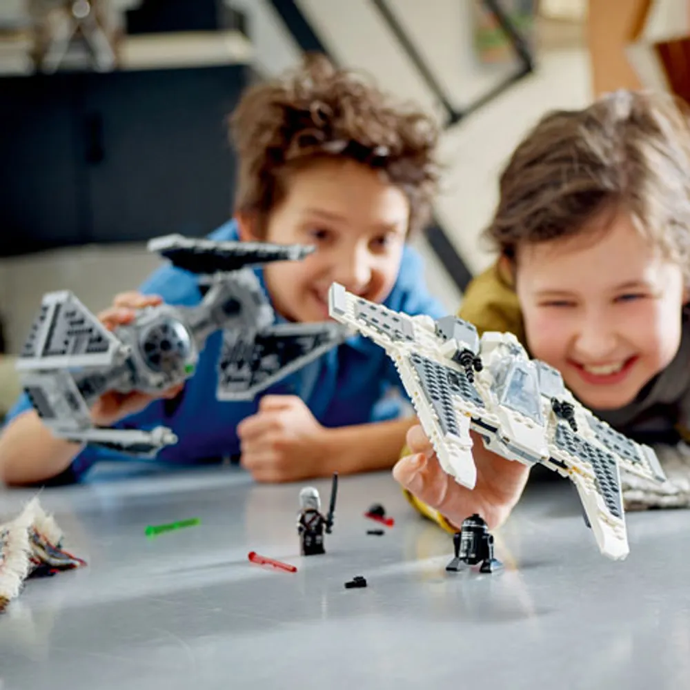 LEGO Star Wars: Mandalorian Fang Fighter vs. TIE Interceptor - 957 Pieces (75348)