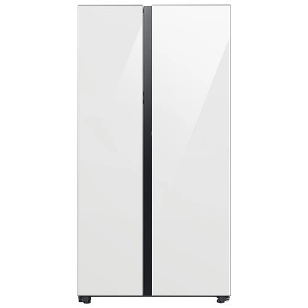 Boîte ouverte - Réfrigérateur à congélateur juxtaposé 22,6 pi³ 36 po avec distributeur d'eau Bespoke de Samsung (RS23CB760012AA) - Blanc - Endommagé