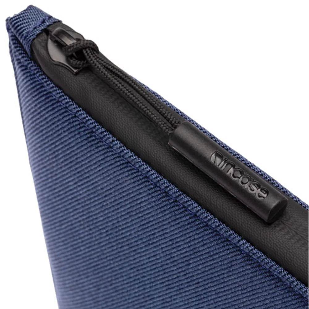 Housse Facet d'Incase en tissu croisé recyclé pour MacBook de 16 po - Bleu marine