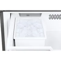 Réfrigérateur à congélateur inférieur 21,1 pi³ 31,5 po avec distributeur de glaçons de Hisense (RF22B3FSE) - Inox