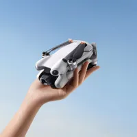 Ensemble Fly More avec drone quadricoptère Mini 4 Pro de DJI, manette et écran intégré