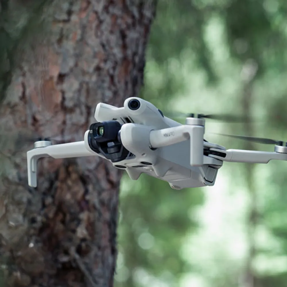 Ensemble Fly More avec drone quadricoptère Mini 4 Pro de DJI, manette et écran intégré